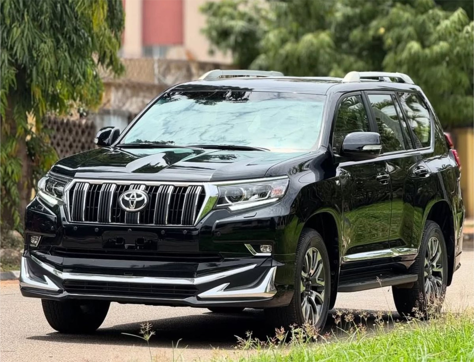 Toyota Land Cruiser Prado black, front view